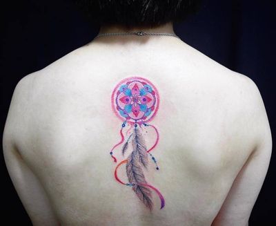  Tatouage attrape rêve avec du rose et du bleu sur le dos